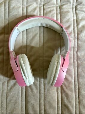 Wireless On-Ear Headphones in Pink with White Cushions